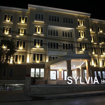 Sylvia Hotel Premier Kupang Kupang  Buitenkant foto