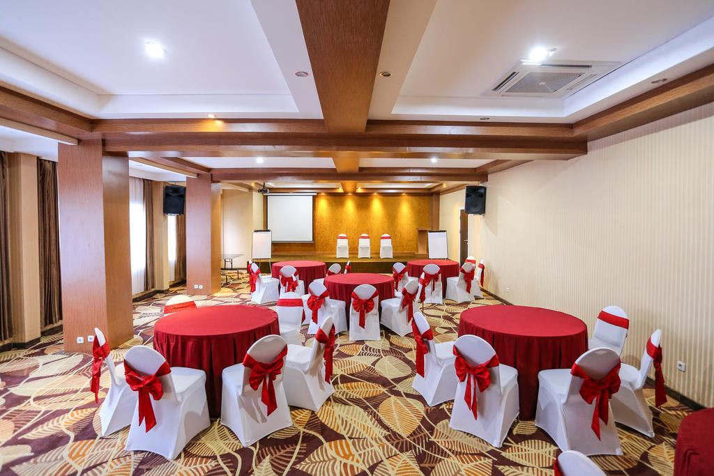 Sylvia Hotel Premier Kupang Kupang  Buitenkant foto