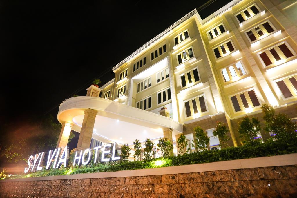 Sylvia Hotel Premier Kupang Kupang  Buitenkant foto