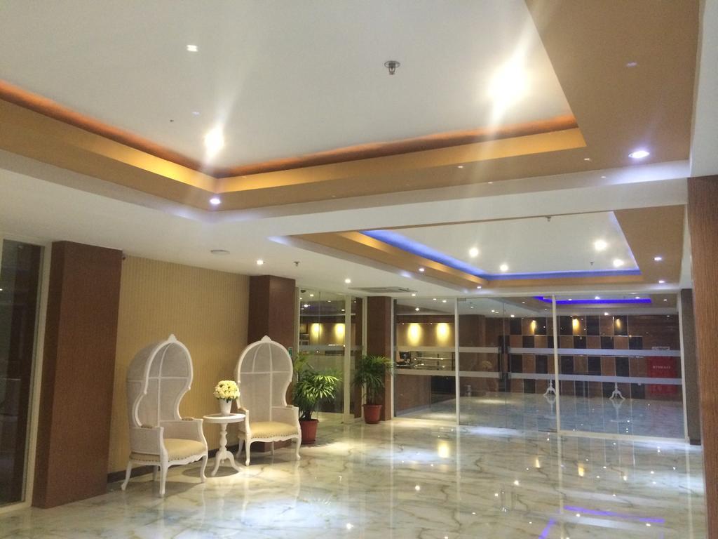 Sylvia Hotel Premier Kupang Kupang  Buitenkant foto
