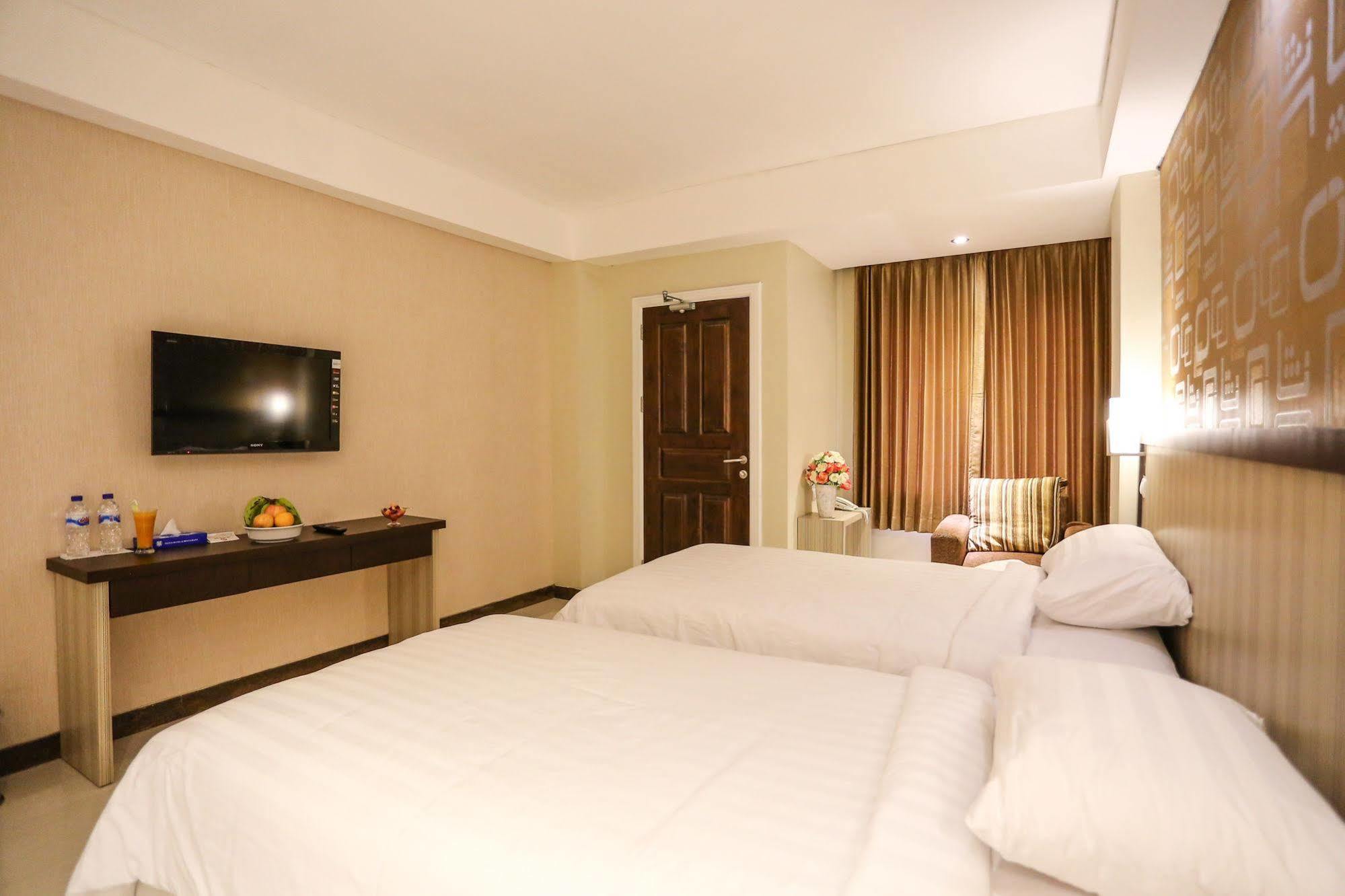 Sylvia Hotel Premier Kupang Kupang  Buitenkant foto