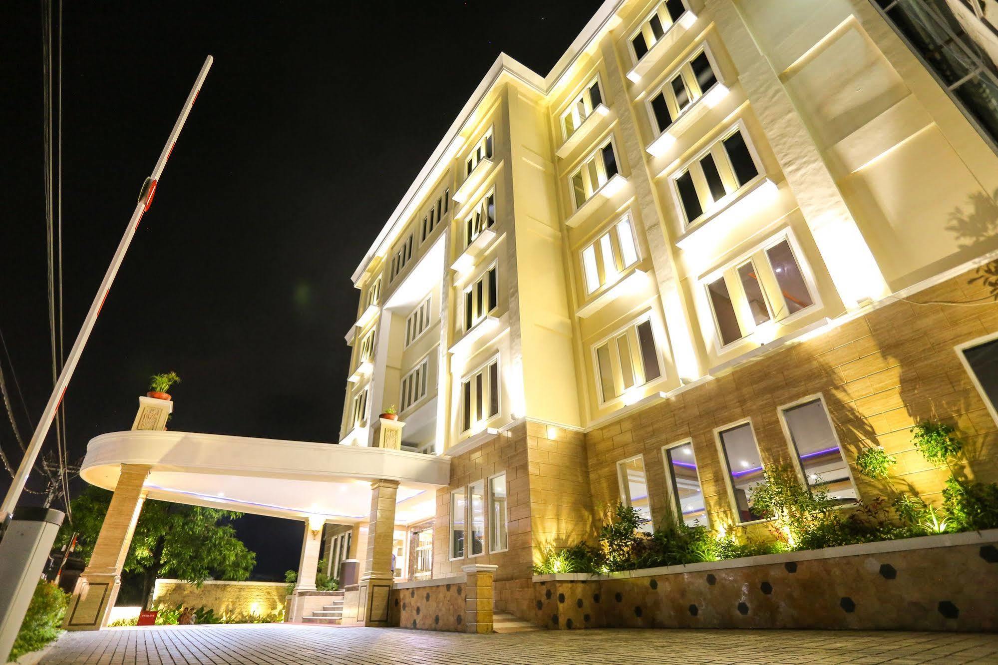 Sylvia Hotel Premier Kupang Kupang  Buitenkant foto